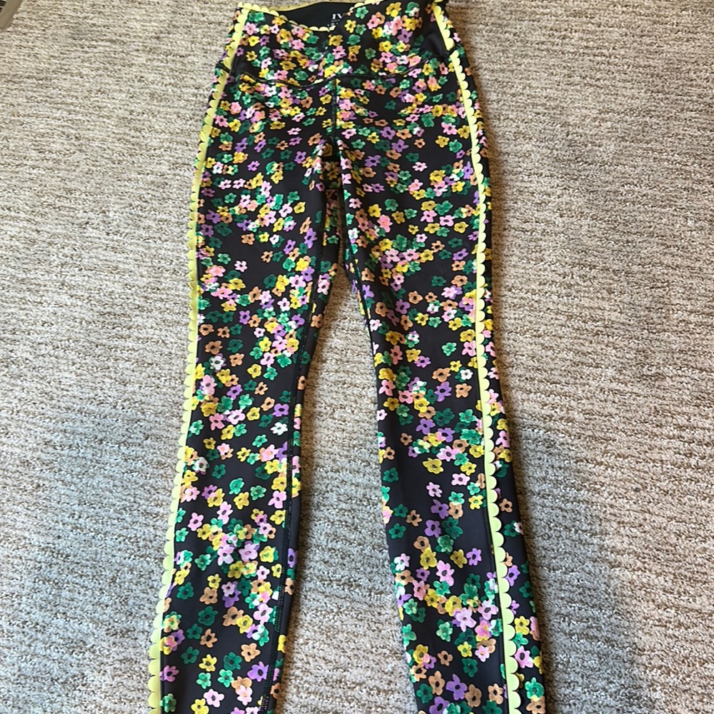 Ivl floral scalloped leggings